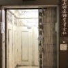 神戸元町商店街にある「松尾ビル（旧小橋屋呉服店神戸支店）」の手動式エレベーターに