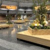 神戸ファッションマートのアトリウムプラザに、植栽と六甲山材を使用したおしゃれなベ